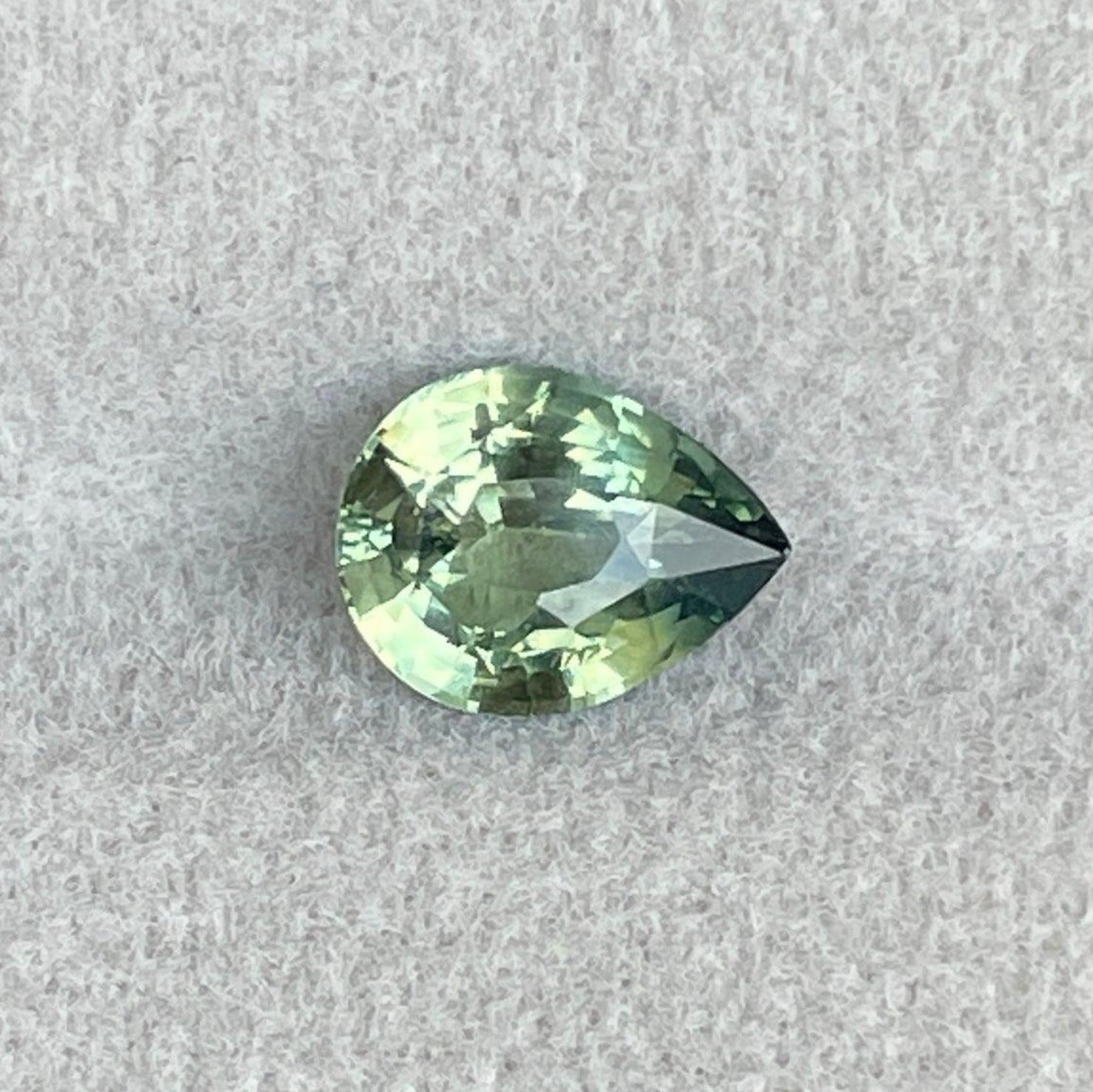 青绿色蓝宝石珠宝，采用1.51克拉梨形海洋绿和薄荷色蓝宝石，来自NASHGEMS的深绿色宝石。