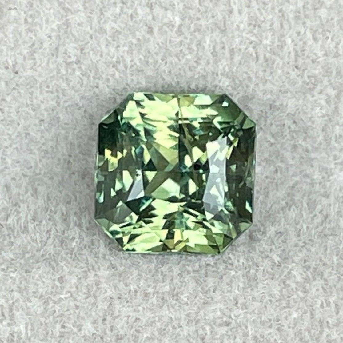 Pierre précieuse saphir naturel teal, forme radiante, saphir chauffé vert et bleu-vert de NASHGEMS, pierre détachée et vibrante.