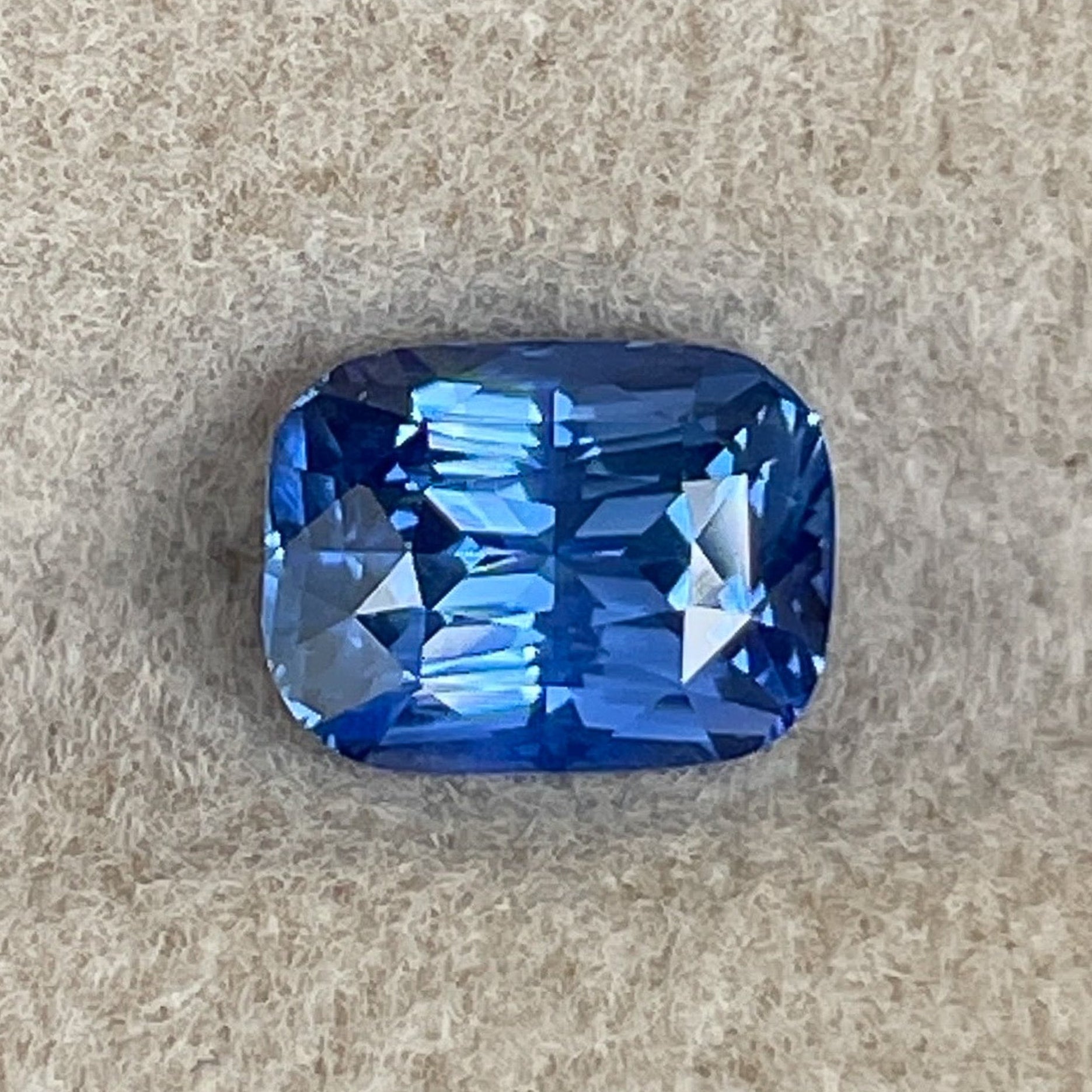 Saphir bleu naturel de Ceylan 1,60 Ct taille coussin, pierre précieuse libre bleu vif par NASHGEMS, idéal pour une bague de fiançailles ou un bijou personnalisé.