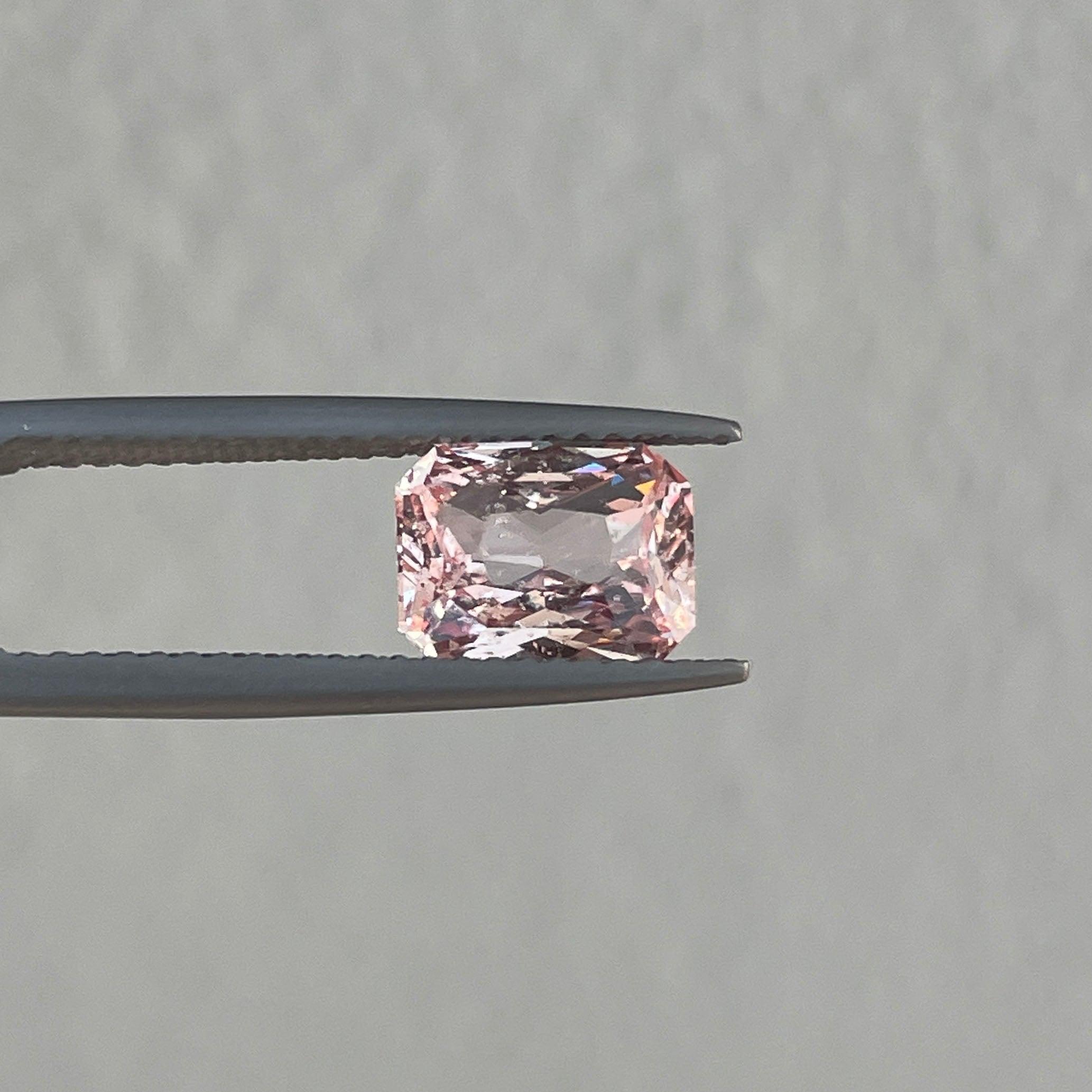 来自NASHGEMS的天然2.04克拉Padparadscha粉红蓝宝石，展现其鲜艳的色彩和光滑的切工。