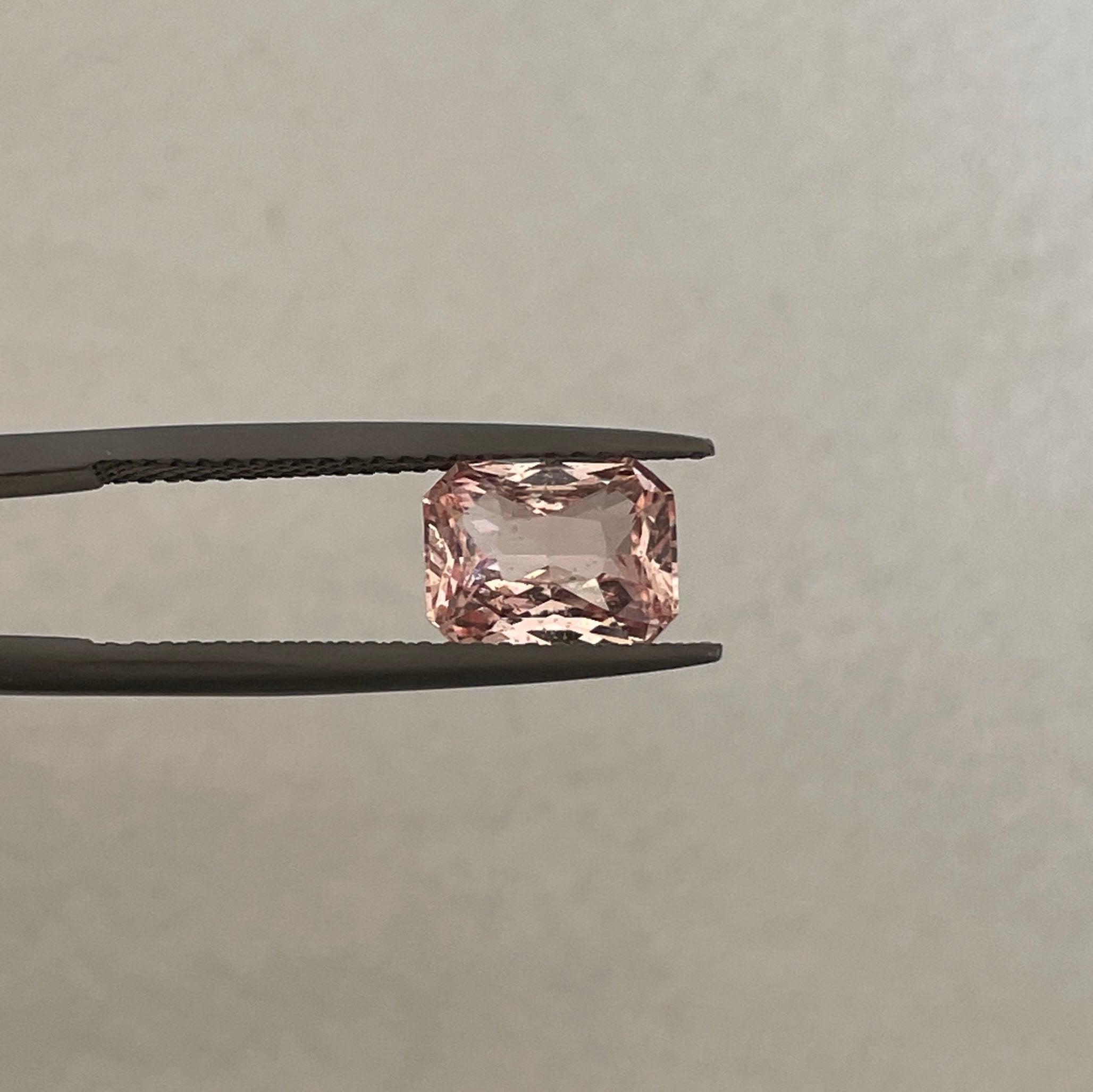 来自NASHGEMS的天然2.04克拉Padparadscha粉红蓝宝石，展示其鲜艳的色彩和光滑的宝石表面。