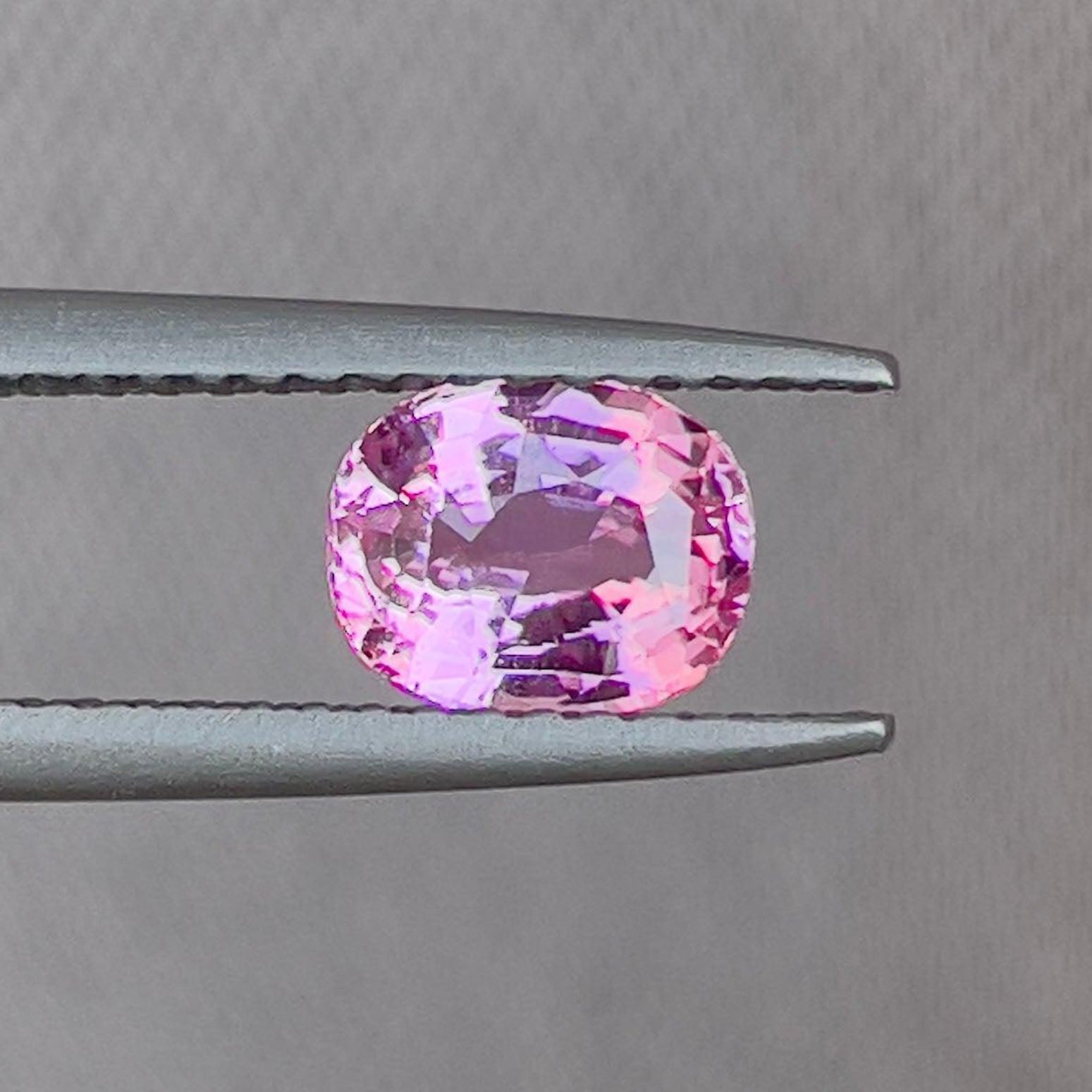 NASHGEMS 粉红蓝宝石承诺戒指，镶嵌一颗1.13克拉圆形天然粉红蓝宝石，完美适合订婚或特殊场合。
