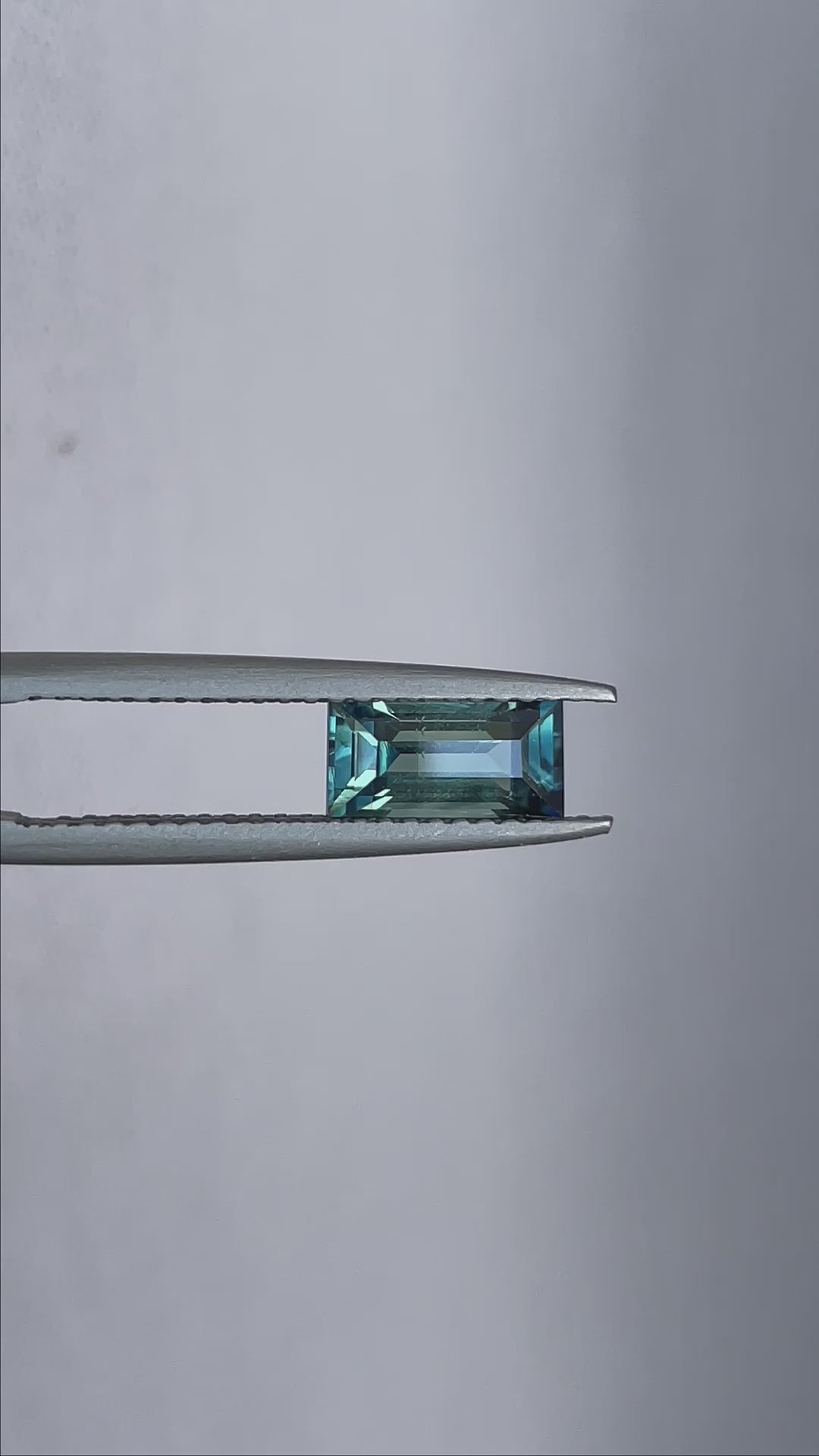 bluish green sapphire precious stone 1t 