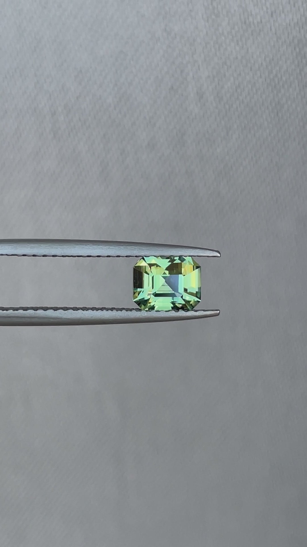 light green sapphire gemstone bv78
