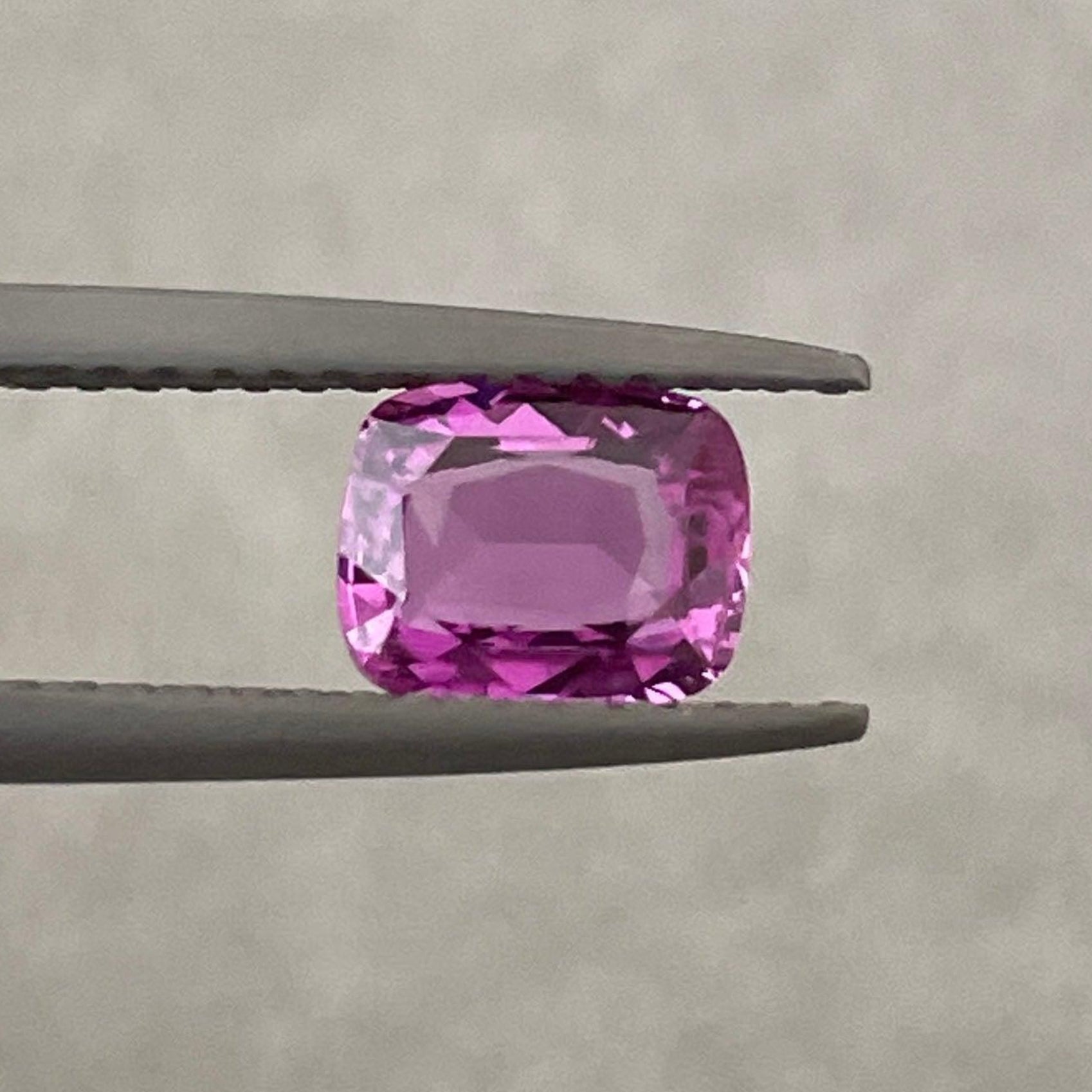NASHGEMSの1.02カラットのピンクサファイアをあしらったパープルサファイアの婚約指輪、繊細なバンドにセットされています。