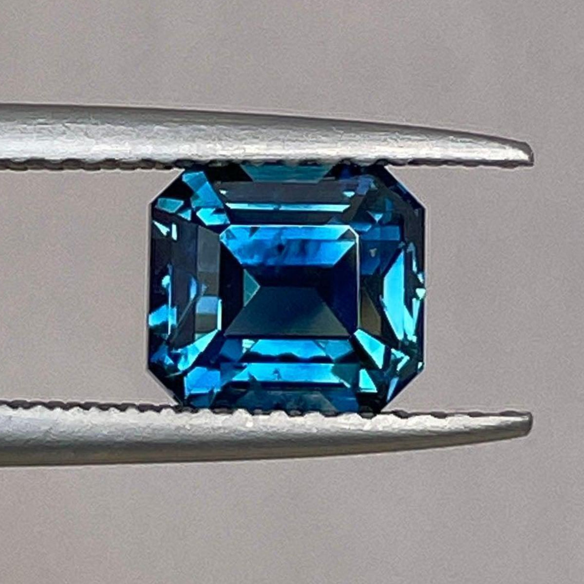 婚約指輪用のティールブルーとグリーンサファイアの宝石、エメラルドカット、2.07カラット、9月の誕生石、NASHGEMSジュエリー。