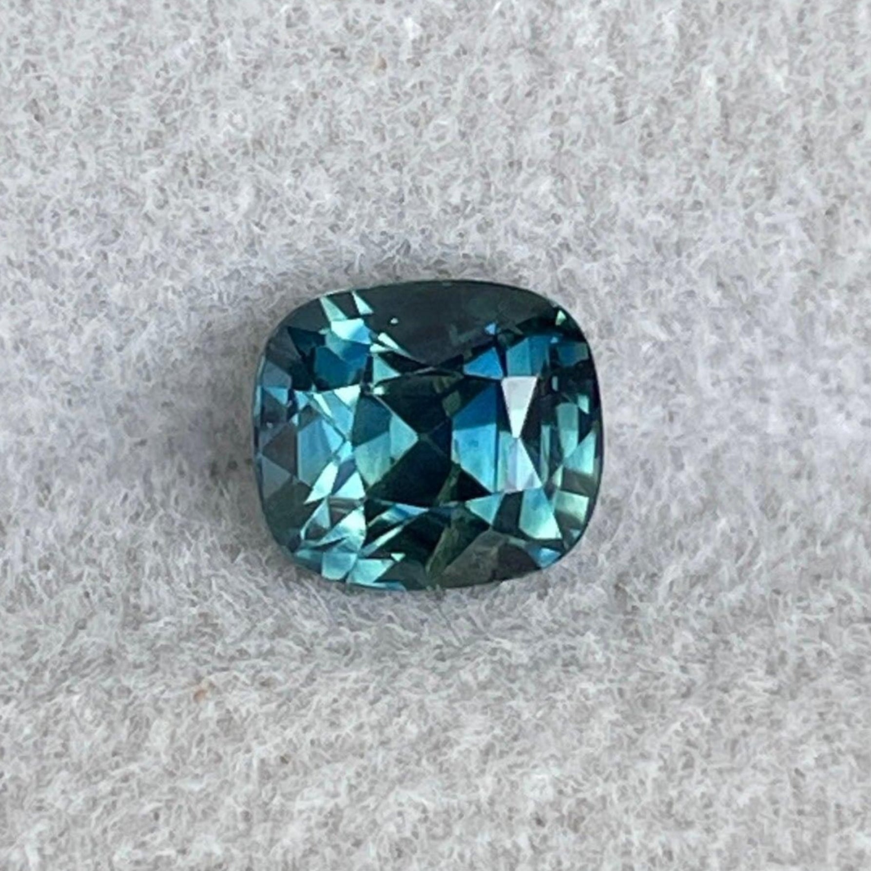 Pierre précieuse saphir teal de NASHGEMS, taille coussin, 1,14 carats, couleur bleu-vert vibrante, pierre précieuse précieuse détachée pour bijoux.