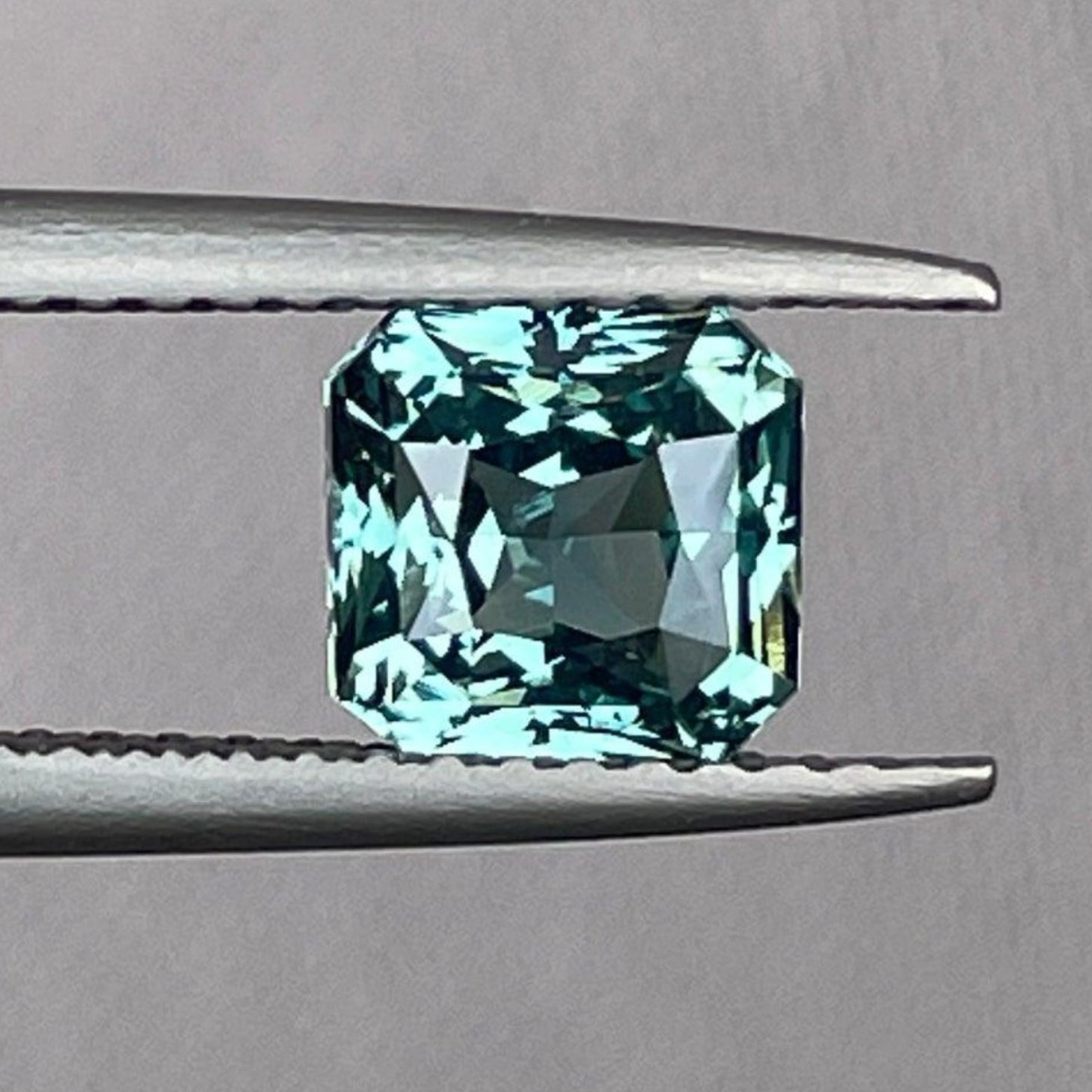 青绿色蓝宝石订婚戒指，镶嵌1.56克拉辐射切割宝石，金质首饰，NASHGEMS，完美适合婚礼或承诺首饰。