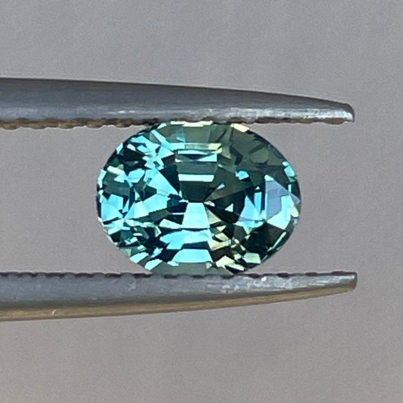 Pierre précieuse saphir bleu sarcelle taille ovale de NASHGEMS, couleur vert lagon, 0,98 carat, pierre de saphir propre et détachée.