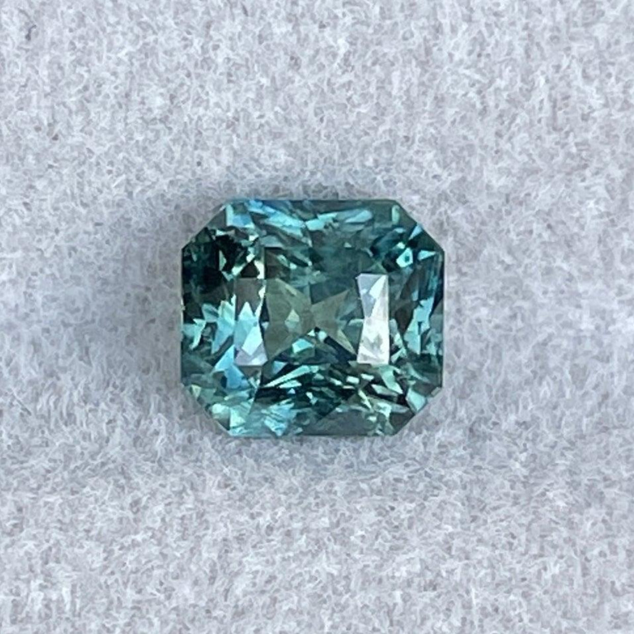 NASHGEMS出品，1.63克拉蓝绿色方形切割绿宝石吊坠项链，配以精致链条展示。
