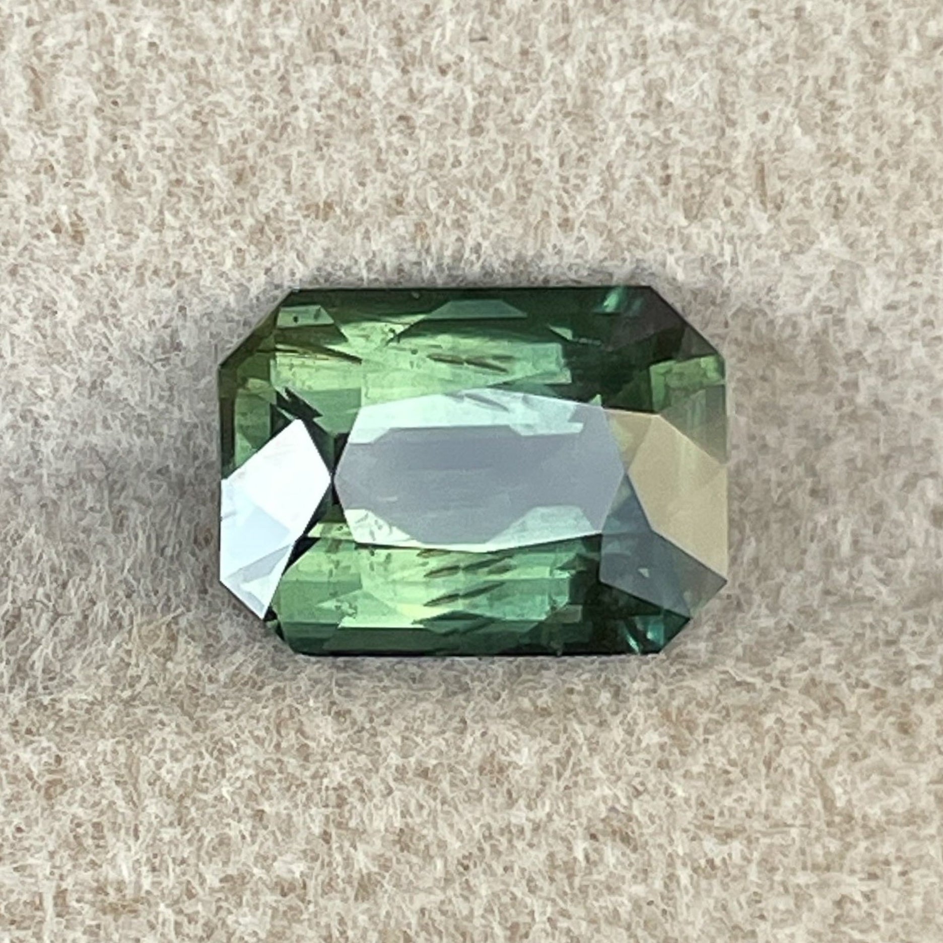 青绿色蓝宝石 2.36 克拉，明亮式切割，经过加热处理的裸石，来自 NASHGEMS，适合订婚或定制珠宝。