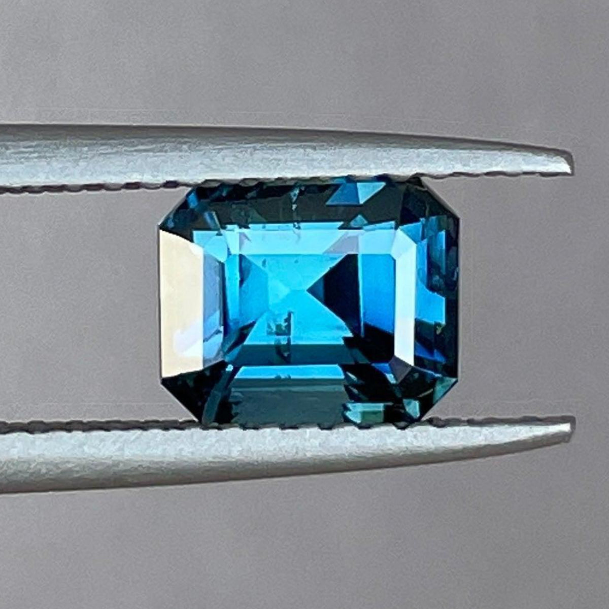 NASHGEMSのティールサファイア1.54カラット、エメラルドカットの宝石。婚約指輪やカスタムジュエリーデザインに最適です。